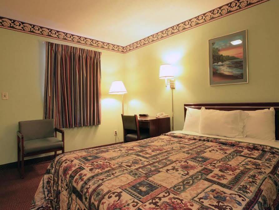 Fayetteville Regency Inn מראה חיצוני תמונה